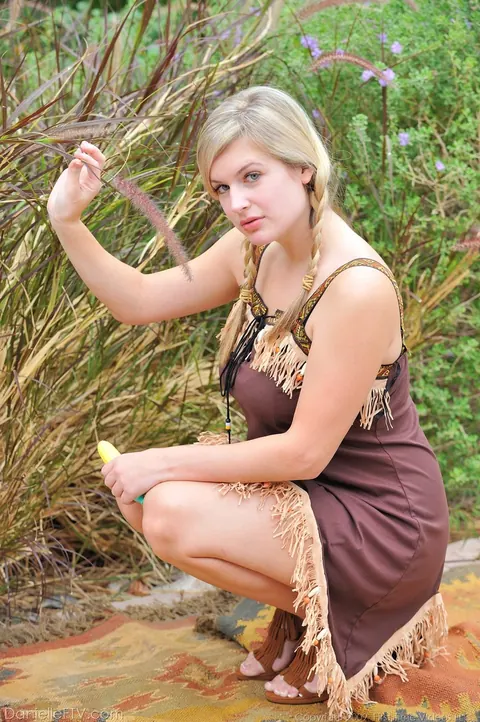 Busty Amateur Woman Spreads Her Pussy in the Forest – photo 2 of 17