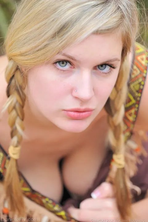 Busty Amateur Woman Spreads Her Pussy in the Forest – photo 5 of 17