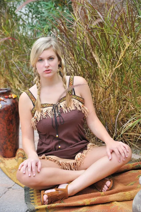Busty Amateur Woman Spreads Her Pussy in the Forest – photo 9 of 17