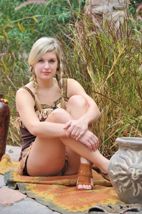 Busty Amateur Woman Spreads Her Pussy in the Forest – photo 10 of 17