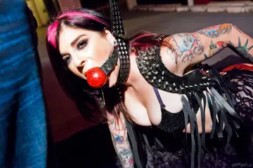 Joanna Angel – Thick Tattooed MILF Takes Anal and Gets a Facial in Lingerie