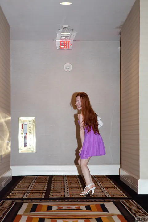Dora Flynn: Thick Redhead Lifts Her Dress and Flashes Her Ass in Public – photo 8 of 11