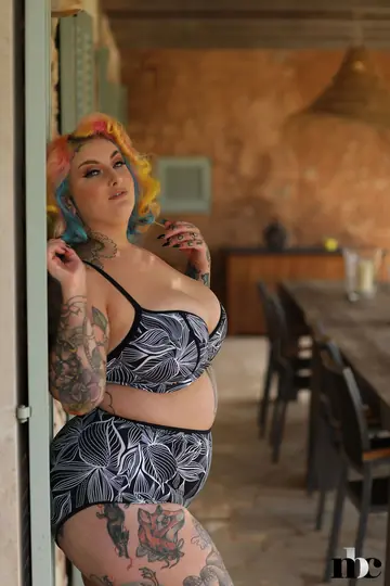 Galda Lou – BBW Redhead Strips Nude and Spreads Outdoors