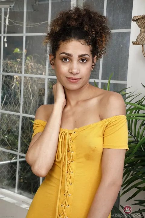 Gia Gelato: Petite Latina Spreads Her Asshole in the Kitchen – photo 7 of 21
