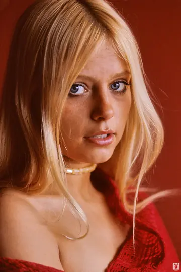 Anulka Dziubinska – Petite Blonde Undresses and Shows Her Hairy Bush