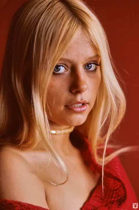 Anulka Dziubinska: Petite Blonde Undresses and Shows Her Hairy Bush – photo 1 of 15