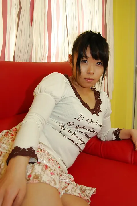 Japanese Woman Undresses and Spreads Wide – photo 2 of 16