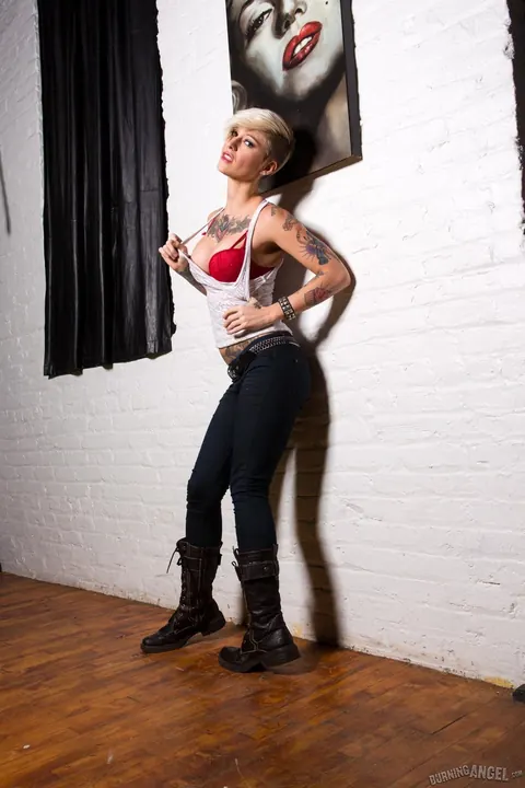 Kleio Valentien: Short-Haired Blonde Strips Out of Her Boots and Spreads Her Pussy – photo 3 of 17