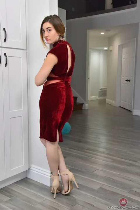 Kat Monroe: Petite Redhead Strips and Shows Her Tattoo – photo 2 of 21