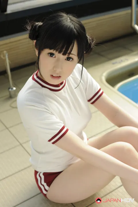 Machiko Ono: Japanese Babe Reveals Her Natural Tits by the Pool – photo 7 of 15
