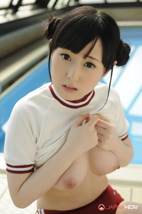 Machiko Ono: Japanese Babe Reveals Her Natural Tits by the Pool – photo 11 of 15