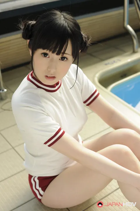 Machiko Ono: Japanese Babe Reveals Her Natural Tits by the Pool – photo 6 of 15