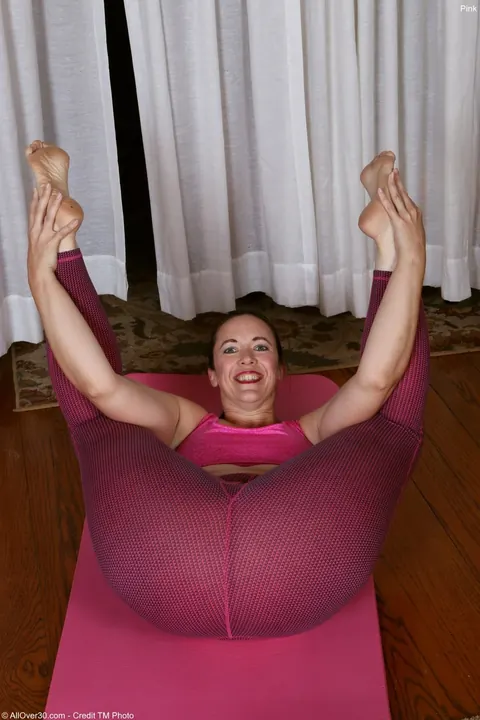 Mature BBW in Yoga Pants Spreads Her Hairy Pussy – photo 9 of 16