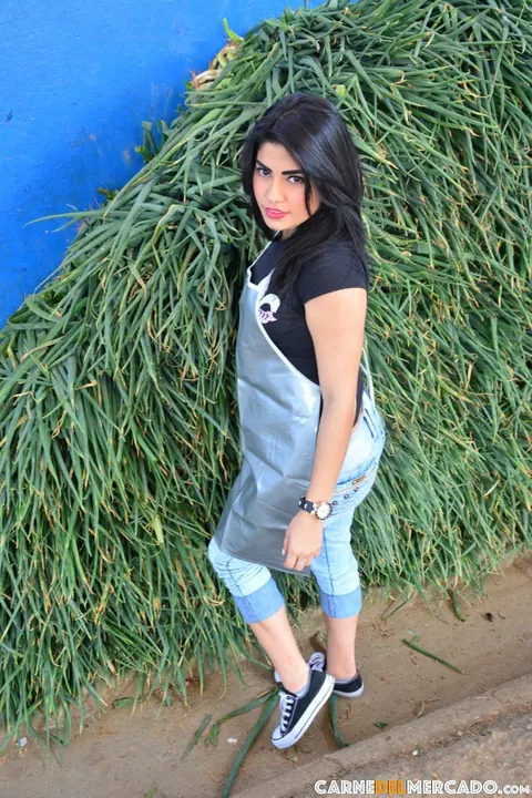 Devora: Latina Brunette Undresses Outdoors for a Blowjob and Kissing – photo 1 of 21