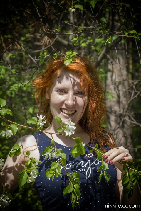 Redhead MILF Flashes Her Big Tits and Spreads Outdoors – photo 3 of 15