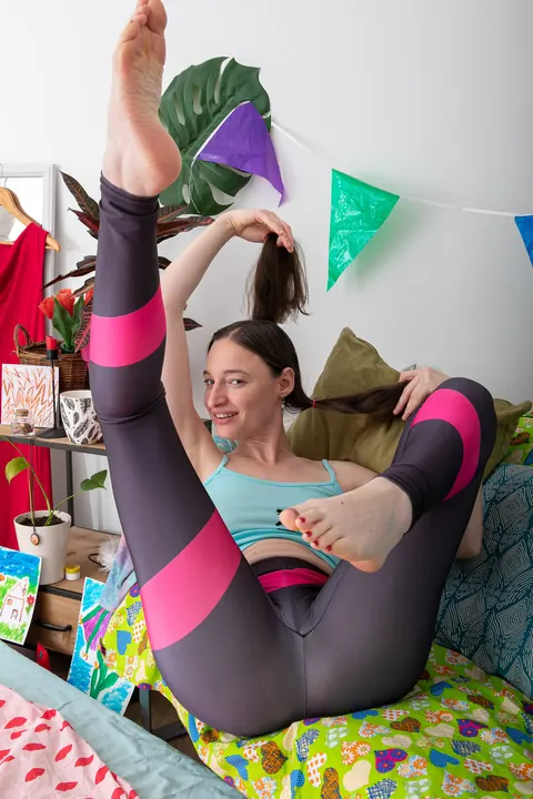 Tall Pale Australian Strips Off Her Yoga Pants to Show Her Hairy Bush – photo 1 of 21