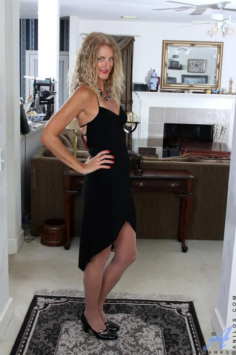 Zoe Marks: Tall Blonde MILF Spreads Her Pussy in a Dress – photo 2 of 16