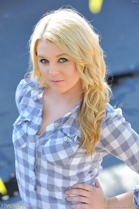 Chloe Lynn: Petite Blonde Amateur Strips Naked in Public – photo 3 of 21