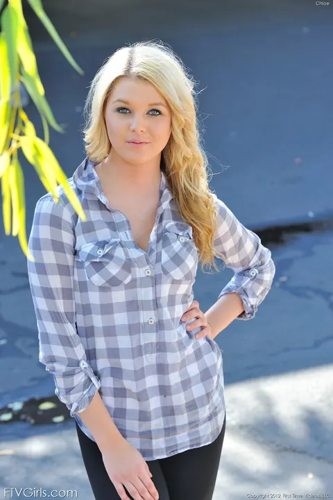 Chloe Lynn: Petite Blonde Amateur Strips Naked in Public – photo 2 of 21