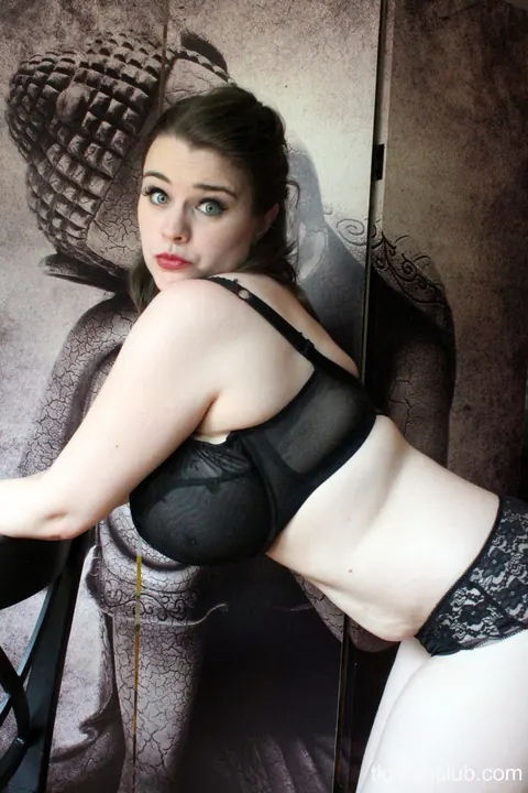 Tiggle Bitties: Tall Pale MILF Shows Her Big Natural Tits in Lingerie – photo 4 of 15