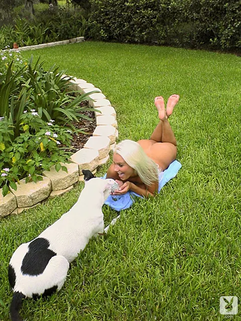 Charlotte Lambert: Two Latina MILFs Spread Their Legs Outdoors – photo 9 of 17