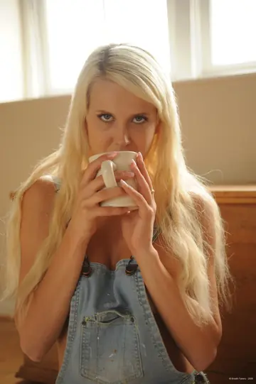 Cabiria – Busty Blonde in Shorts Pulls Them Aside and Spreads Her Pussy