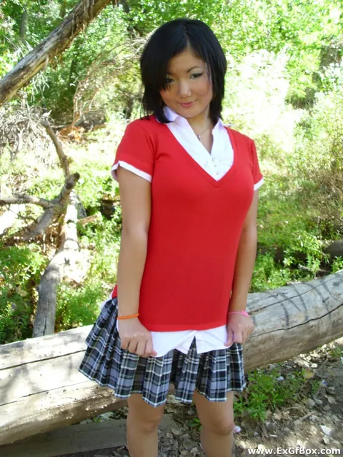 Slim Asian Woman Strips Nude and Poses Outdoors – photo 1 of 20