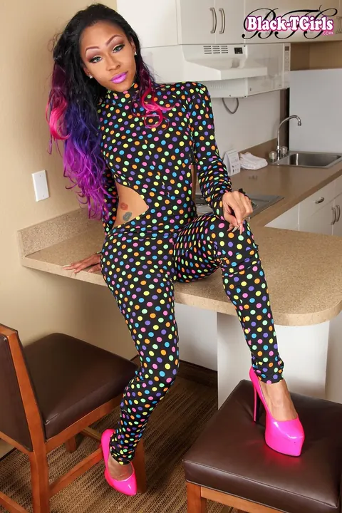 Ebony Trans MILF Poses Nude Displaying Her Body – photo 1 of 16