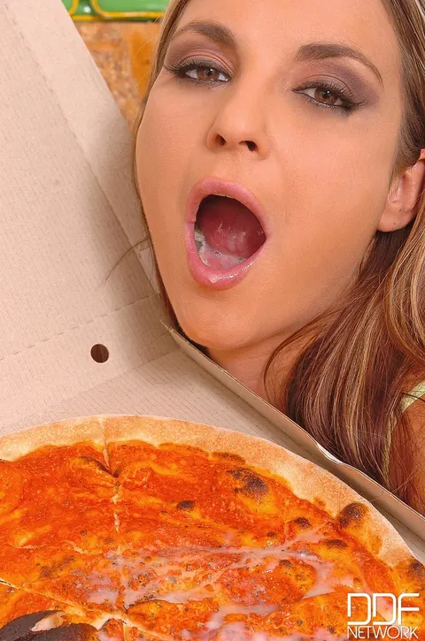Busty Czech Babe Gives a Blowjob to the Pizza Man – photo 21 of 21