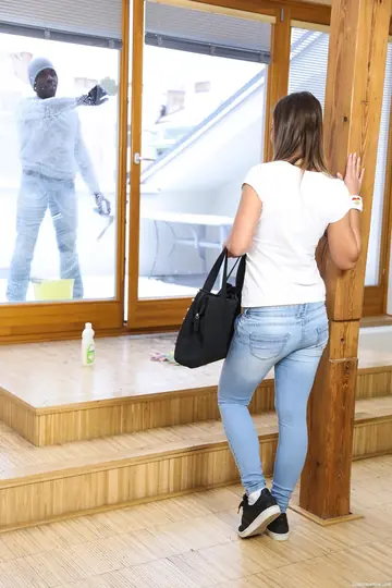 Naomi Bennet – Petite Czech Brunette in Jeans Gives a Blowjob Then Gets Fucked