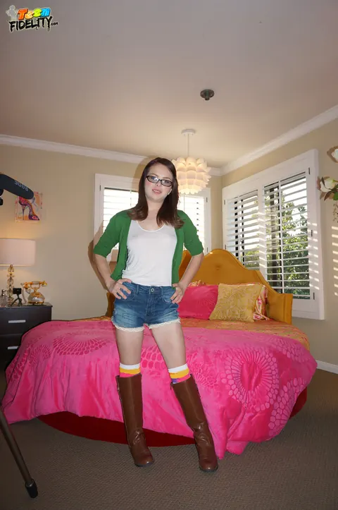 Jennifer Bliss: Skinny Brunette in Glasses Gets a Facial Outdoors – photo 4 of 17