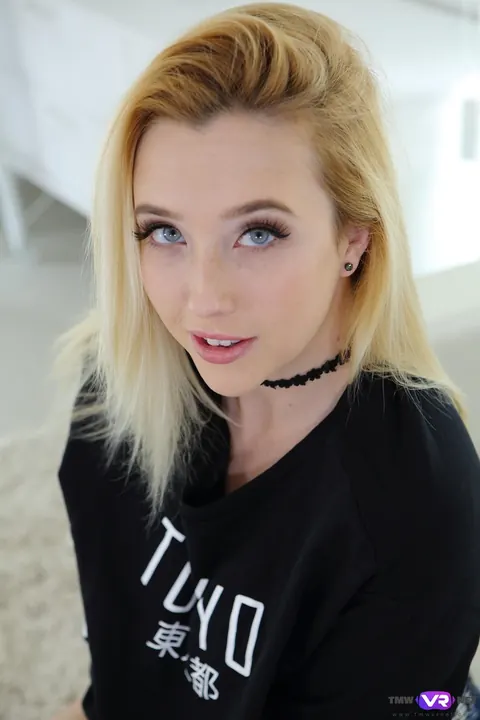 Samantha Rone: Thick Blonde Strips Out of Her Jeans and Shorts and Spreads – photo 8 of 20