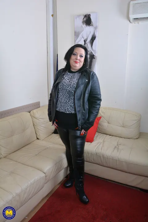 Curvy MILF with Big Tits Masturbates in Stockings and Boots – photo 1 of 21