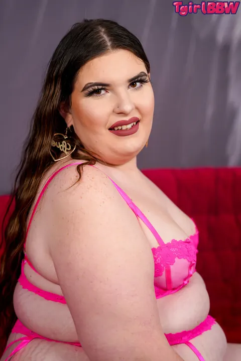 Curvy Trans Woman Poses Nude and Shows Her Ass – photo 5 of 16