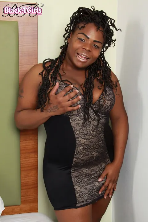 Ebony Trans Woman Turns Slowly to Display Her Figure – photo 1 of 16