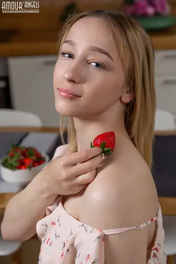 Thick Blonde Strips and Spreads Her Shaved Pussy in the Kitchen