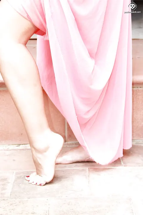 Brunette in Glasses and Skirt Spreads and Shows Her Feet – photo 16 of 16
