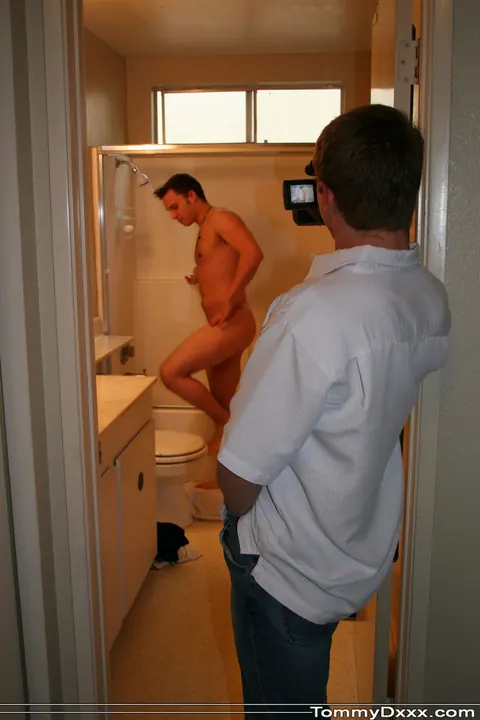 Two Thick Men Kiss and Suck Outdoors and in the Bathroom – photo 3 of 21