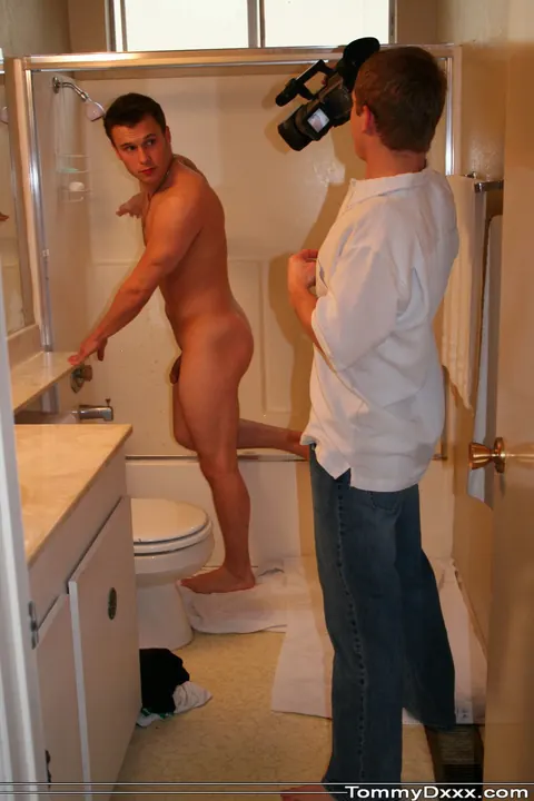Two Thick Men Kiss and Suck Outdoors and in the Bathroom – photo 4 of 21