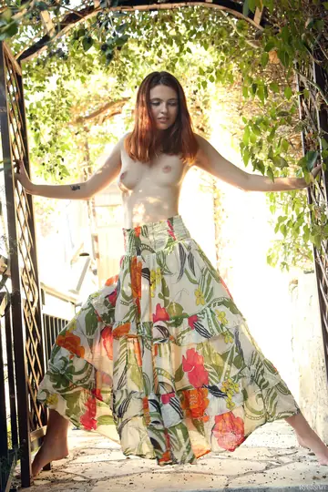 Felicia Vina – Ukrainian Redhead Undresses and Spreads Outdoors