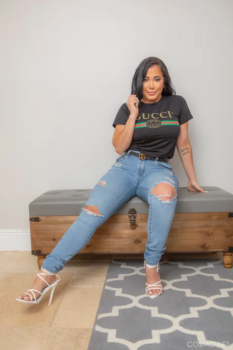 Juliana Cruz: Thick Latina with Big Tits Strips Out of Her Jeans in Heels – photo 1 of 16