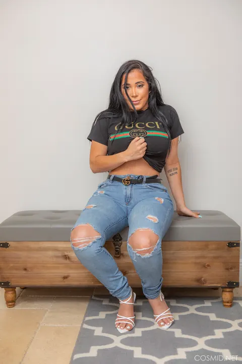 Juliana Cruz: Thick Latina with Big Tits Strips Out of Her Jeans in Heels – photo 2 of 16