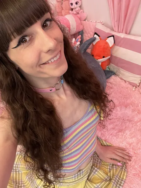Trans Woman Lifts Her Skirt and Pulls Aside Her Panties – photo 13 of 14