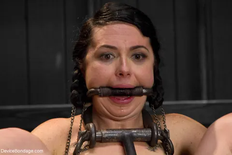 Siouxsie Q: Tattooed Brunette in Metal Bondage Masturbates with a Vibrator – photo 12 of 20