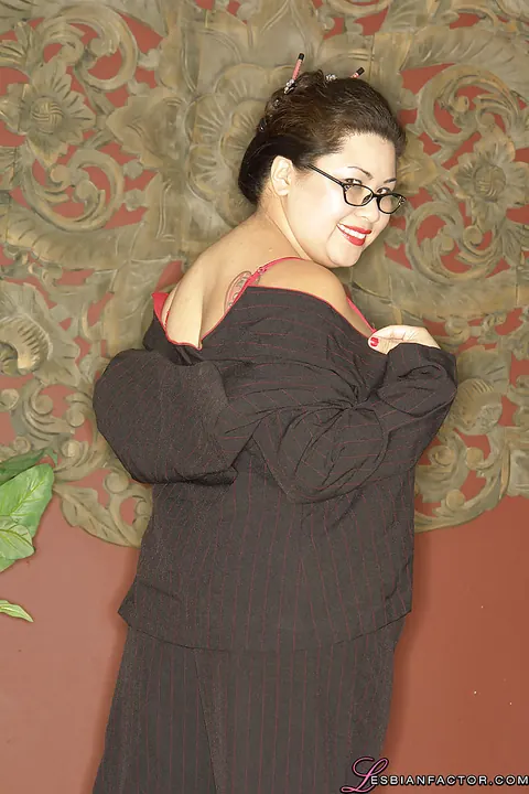 Tyung: Mature Asian BBW in Glasses Shows Her Big Natural Tits – photo 5 of 16