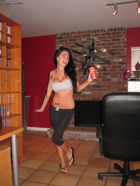 London Jolie: Slim Busty MILF in a Bikini and Heels Gives a Blowjob Selfie – photo 11 of 16