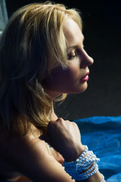 Woman Strips Off Her Top and Bottoms Then Poses Nude – photo 4 of 21