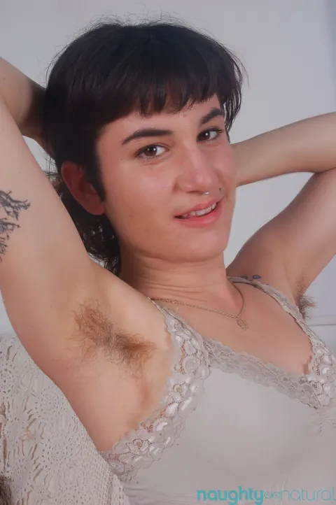 Brunette Amateur Shows Her Hairy Bush and Feet – photo 4 of 21