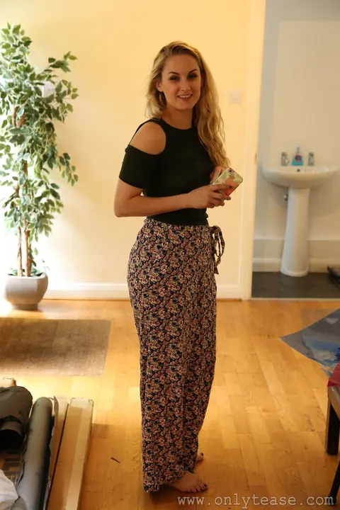Curvy Brunette Shows Off Her Ass in Stockings and Heels – photo 20 of 21