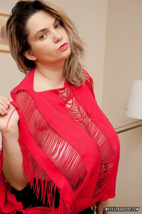 Cute Kitty: BBW Brunette Shows Off Her Big Tits in Shorts – photo 3 of 16